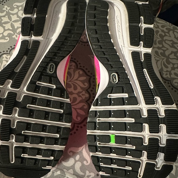 Nike 💗🖤 - Picture 9 of 9